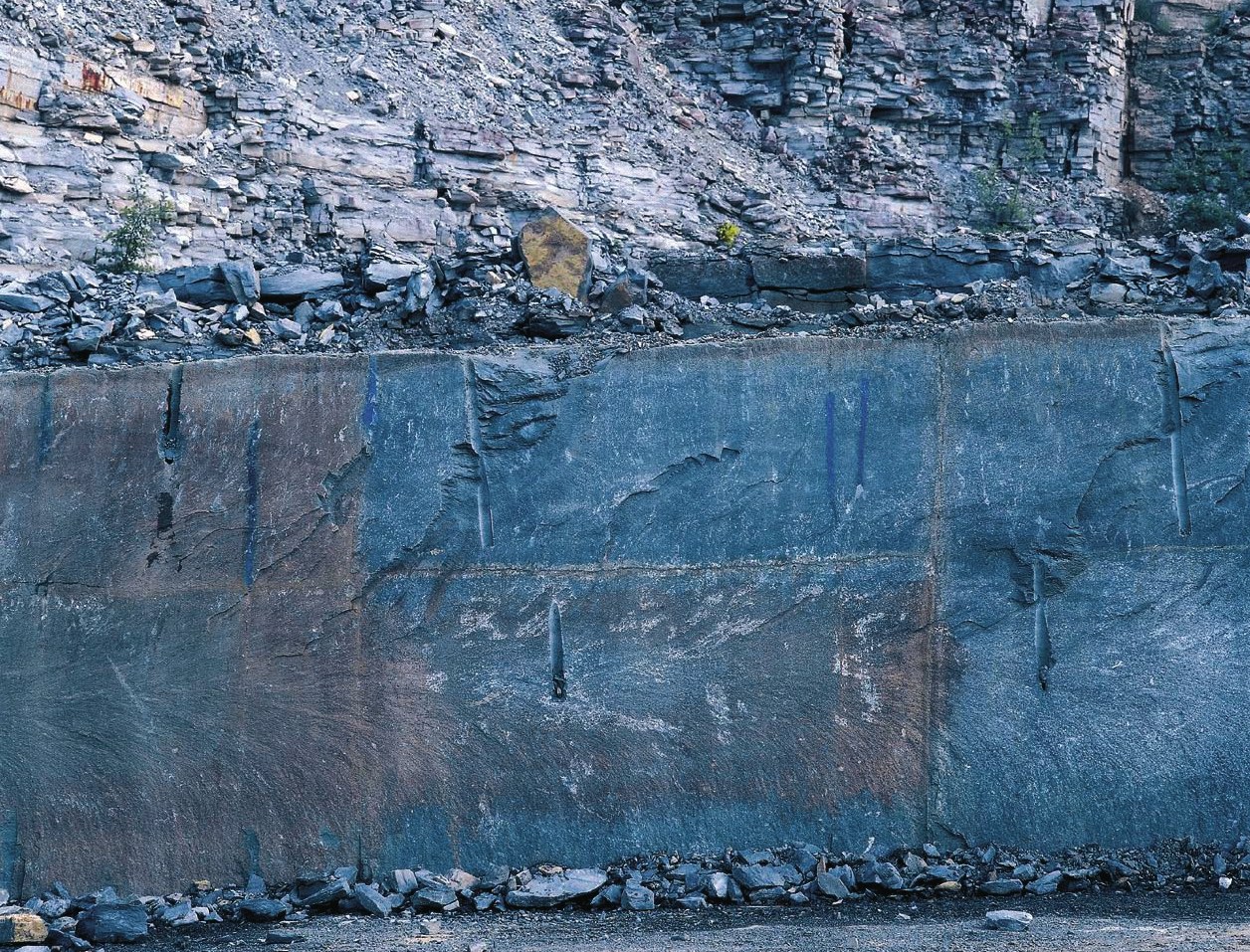 Bruchwand im Steinbruch Klieve mit sichtbarer Schichtung der Werksteinbänke