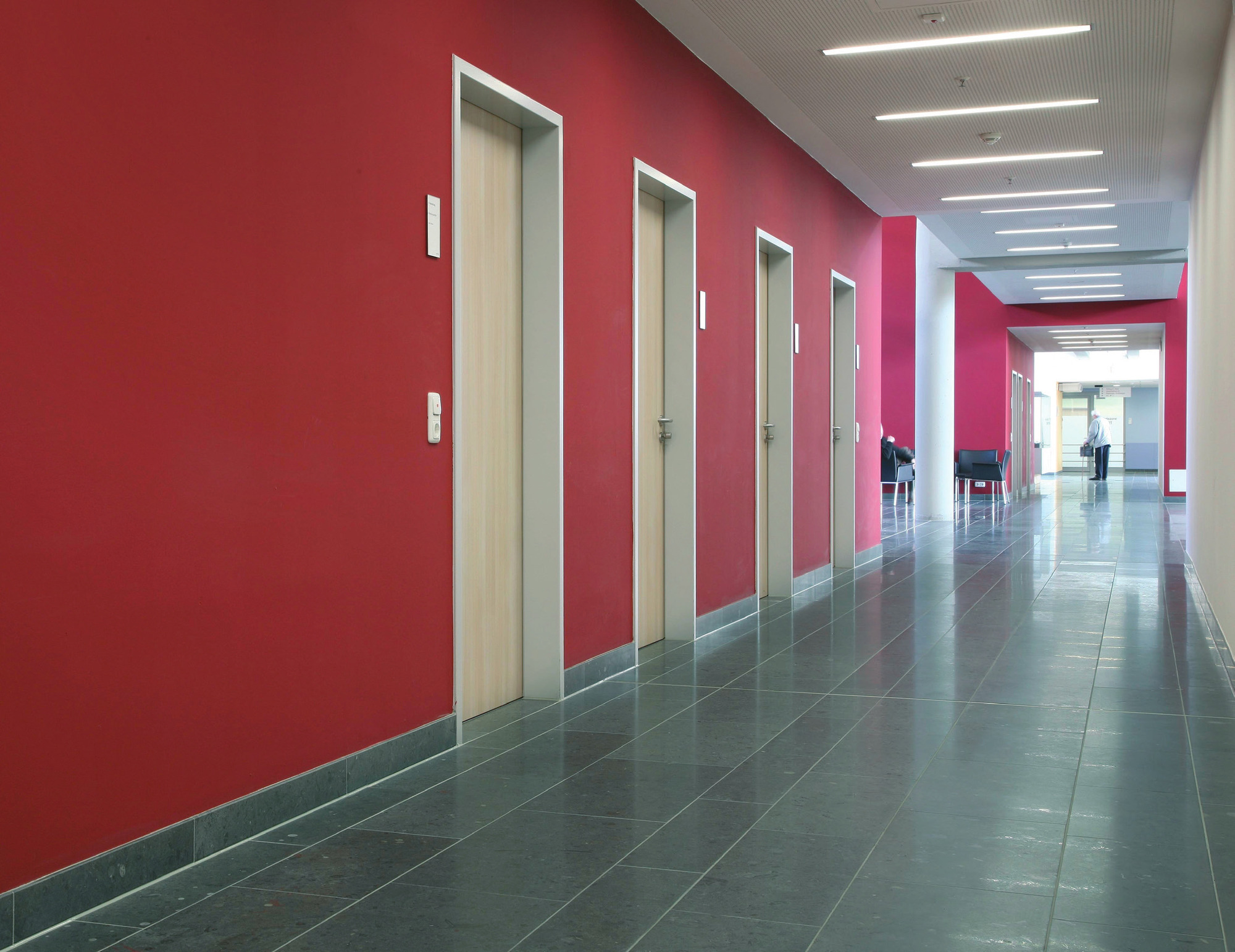 14 referenz flur rote wand