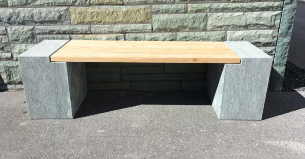 Bank mit Holz